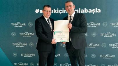 Trabzon’da Yılın Doktoru Ödülü Osman Çakar’a Verildi