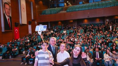 Bakan Dr. Osman Aşkın Bak, gençlerle buluştu