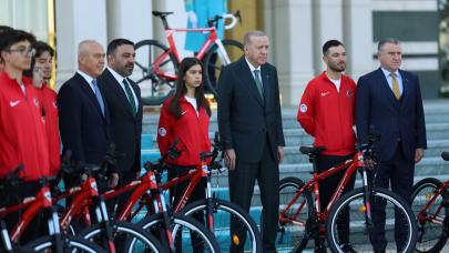 Cumhurbaşkanı Erdoğan, Türkiye Bisiklet Turu heyetini Beştepe'de ağırladı