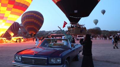 Kapadokya'da balonlar Türk bayraklarıyla havalandı