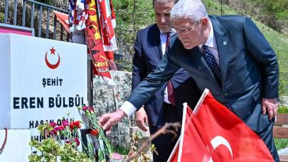 Müsavat Dervişoğlu, Şehit Eren Bülbül ve sanatçı Volkan Konak’ın mezarlarını ziyaret etti