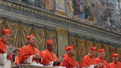 Siyah duman yine yükseldi: Papa hâlâ seçilmedi