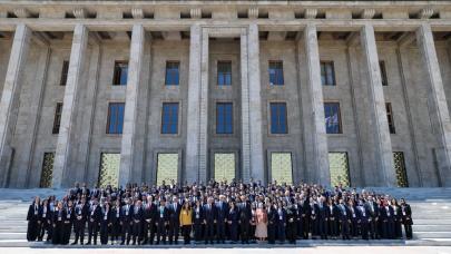 TBMM Başkanı Kurtulmuş, 81 il ve 10 ülkeden gelen gençleri Meclis'te ağırladı