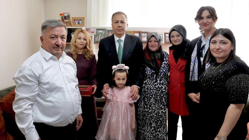 Bakan Yerlikaya’dan Şehit Teğmen Fikret Dinçer’in ailesine bayram ziyareti