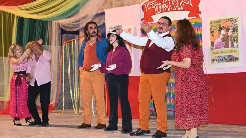 Finike'de tiyatro gecesi: "Hisseli Harikalar Kumpanyası"büyük beğeni topladı