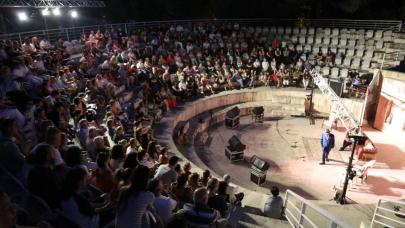 İzmir Efes Amfi Tiyatro,'ta sanat ve dayanışma