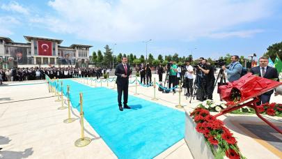 Cumhurbaşkanı Yardımcısı Yılmaz, 15 Temmuz Şehitler Anıtı’na çelenk bıraktı
