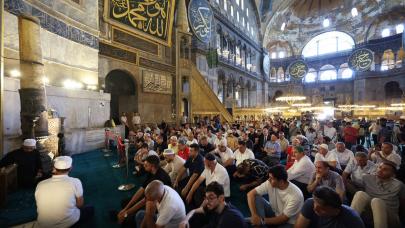 İstanbul'daki camilerde 15 Temmuz şehitleri için mevlit programı düzenlendi