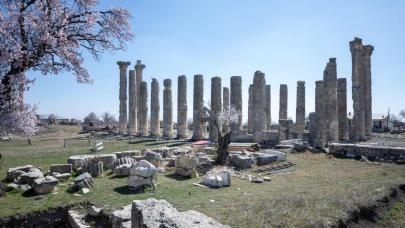 Uzuncaburç Antik Kenti'nde 1600 Yıllık Terazi takımı ve ağırlıklar gün yüzüne çıkarıldı